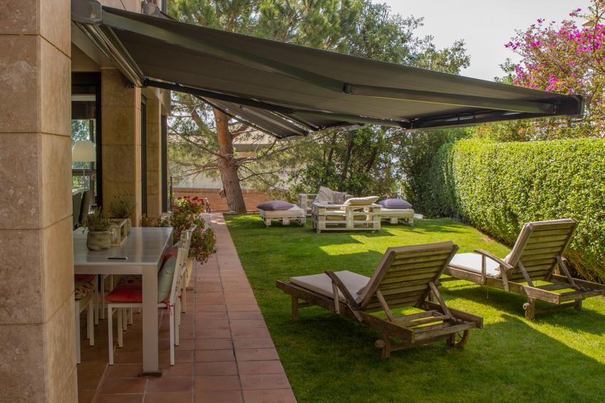 Qué tipo de toldo es mejor para proteger tus muebles de exterior