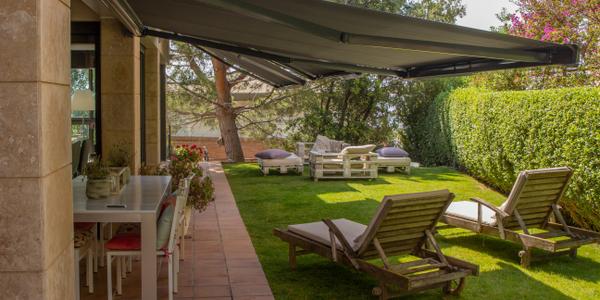 Qué tipo de toldo es mejor para proteger tus muebles de exterior